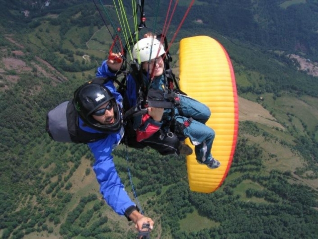  双人滑翔伞飞行